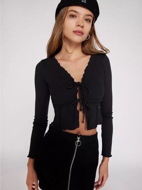 Kimchi Blue Black Ribbed Tie-Front Scallop-Edge Crop Top